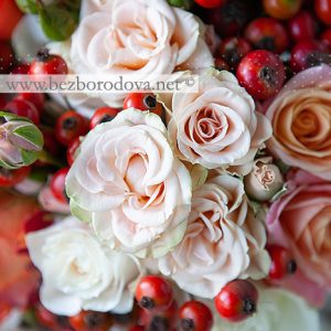 Осенний букет невесты с ягодами шиповника, оранжевыми пионовидными розами и коричневым эвкалиптом