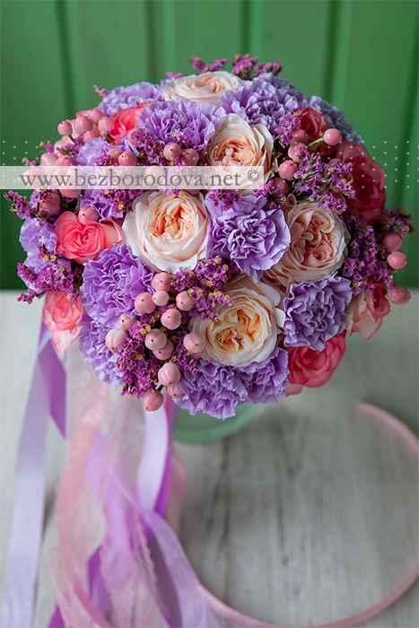 Яркий букет невесты из персиковых пионовидных роз, с ягодами гиперикума и сиреневой гвоздикой