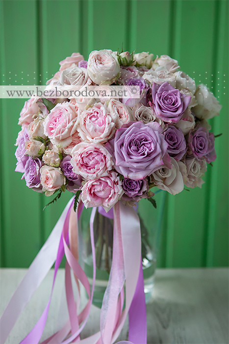 Нежный свадебный букет из розовых пионовидных роз с сиреневыми розами армандо и дольчетто