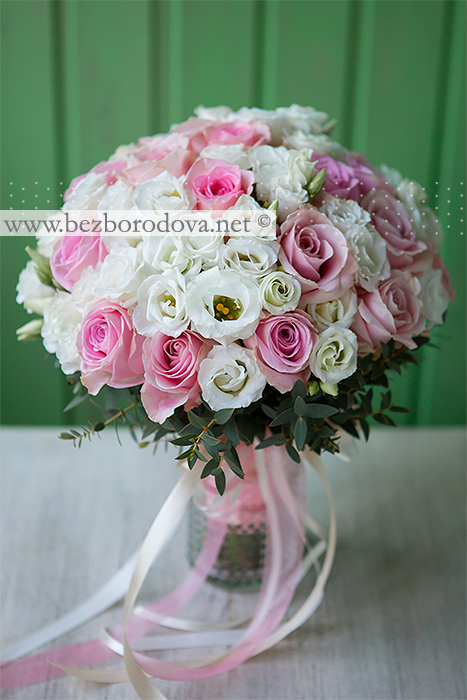 Белый букет невесты из эустомы с розовыми розами
