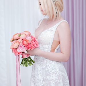 Персиковый свадебный букет из ранункулюсов и розовых пионовидных роз