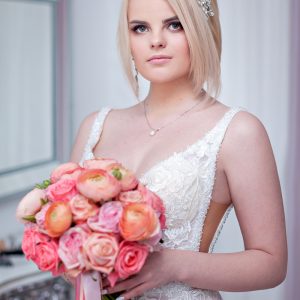 Персиковый свадебный букет из ранункулюсов и розовых пионовидных роз