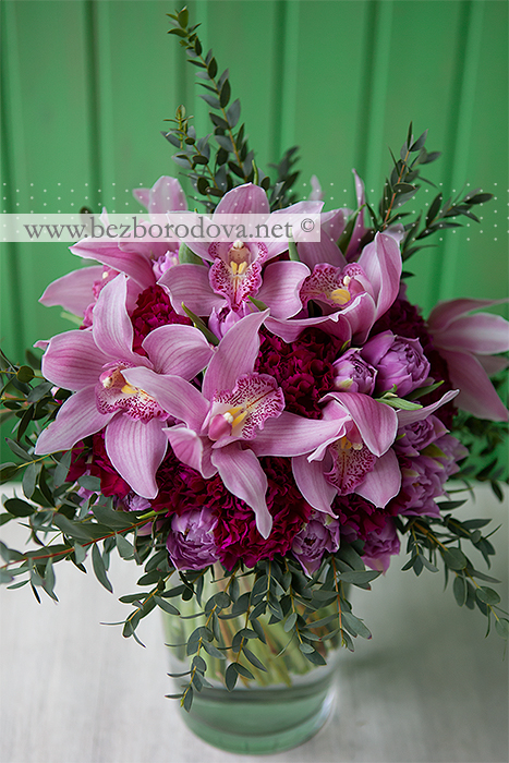 Подарочный букет из розовых орхидей цимбидиум, тюльпанов и малиновой гвоздики