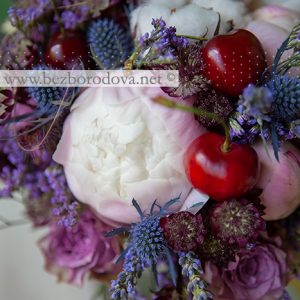 Сиреневый букет из пионов и пионовидных роз с черешней, хлопком, лавандой и синими эрингиумами