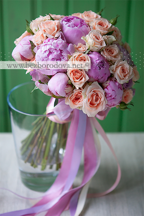 Летний свадебный букет из розовых пионов, с персиковыми кустовыми розами