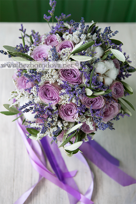 Сиреневый свадебный букет  в стиле прованс из роз с лавандой, оливковыми ветвями и хлопком 