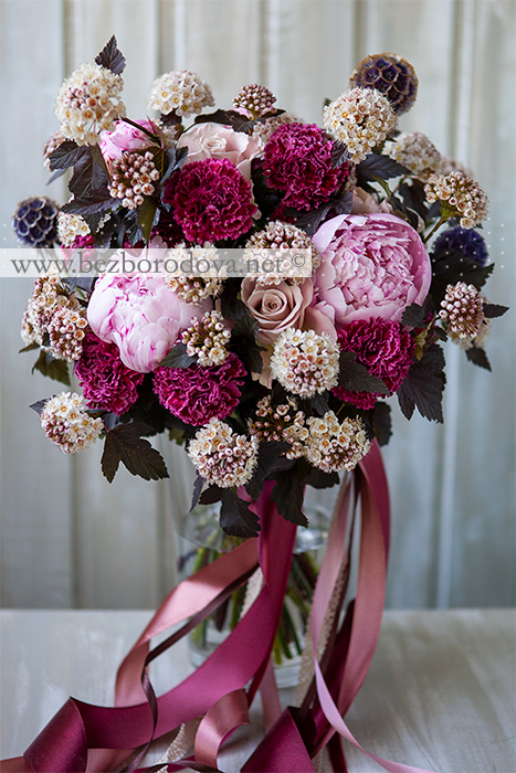 Свадебный букет свободной формы из розовых пионов, пудровых роз, винной гвоздики и коричневого пузыреплодника