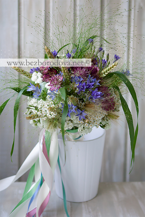 Свадебный букет из полевых цветов и трав с колосками