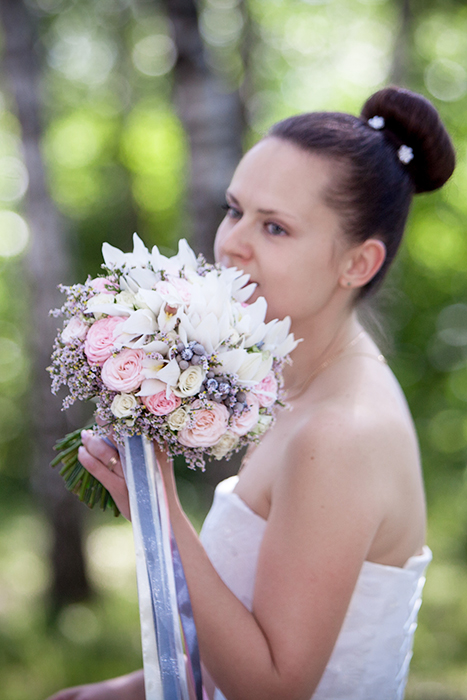 Классический белый букет невесты из орхидей с кремовыми пионовидными розами и серой брунией