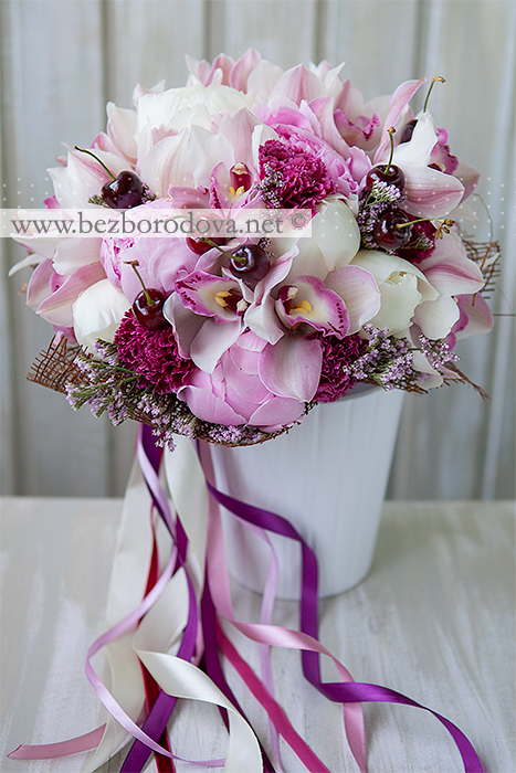 Белый букет из орхидей цимбидиум с розовыми пионами и черешней 