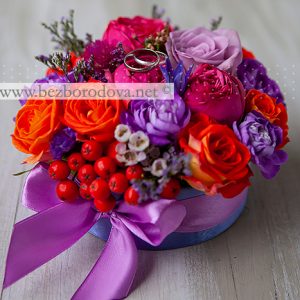 Флористическая подушечка для колец и бутоньерки из малиновых пионовидных роз с сиреневыми гвоздиками и оранжевыми ягодами рябины