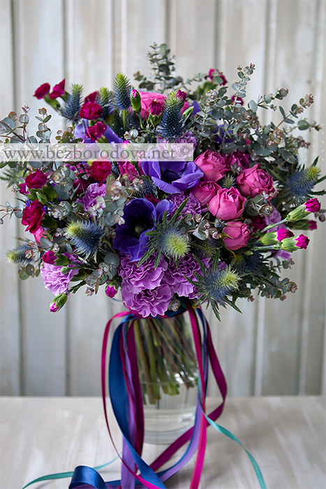 Букет из малиновых пионовидных роз, сиреневой гвоздики с синими эрингиумами и фиолетовыми анемонамии