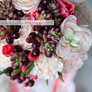 Персиковый свадебный букет из ранункулюсов и пионовидных роз с ягодами цвета марсала, суккулентами и коралловой годецией