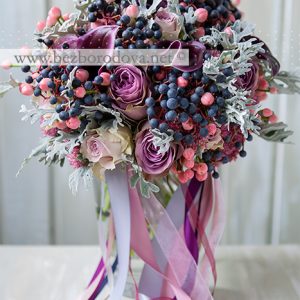 Свадебный букет цвета марсала из калл, сиреневых роз с серой зеленью и ягодами дикого винограда