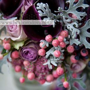 Свадебный букет цвета марсала из калл, сиреневых роз с серой зеленью и ягодами дикого винограда