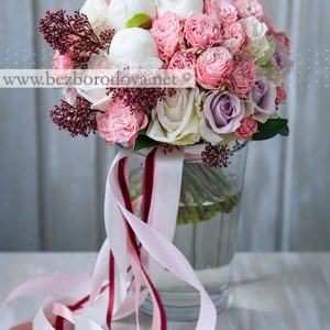 Свадебный букет из белых пионов и пионовидных роз с персиковыми кустовыми розами и красной