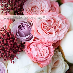 Свадебный букет из белых пионов и пионовидных роз с персиковыми кустовыми розами и красной