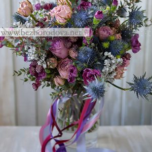 Букет свободной формы из сиреневых пионовидных роз с синими эрингиумами и серой зеленью