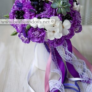 Букет невесты из фиолетовой и белой гвоздики с суккулентом и черными ягодами
