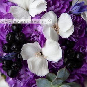 Букет невесты из фиолетовой и белой гвоздики с суккулентом и черными ягодами