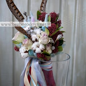 Зимний свадебный букет с хлопком, перьями , голубым лагурусом, сиреневыми розами и красной скиммией