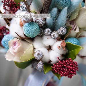Зимний свадебный букет с хлопком, перьями , голубым лагурусом, сиреневыми розами и красной скиммией