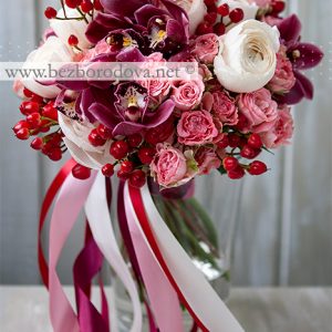 Свадебный букет из орхидей цвета марсала с кремовыми ранункулюсвми, красными ягодами и розовыми розами