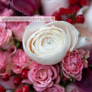 Свадебный букет из орхидей цвета марсала с кремовыми ранункулюсвми, красными ягодами и розовыми розами