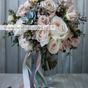 Свадебный букет из кремовых и пудровых роз с мятной зеленью, серой брунией и суккулентами