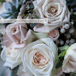 Свадебный букет из кремовых и пудровых роз с мятной зеленью, серой брунией и суккулентами